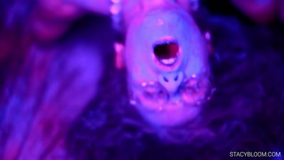 Baby masturbearret op kamera en bringt harsels ta orgasme.